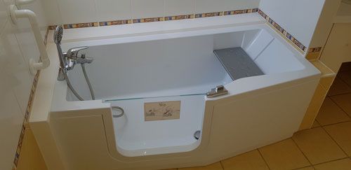 Remplacer sa baignoire par une douche PMR ou une douche sur Mesure - rénove Douche - Spécialiste en rénovation de douche