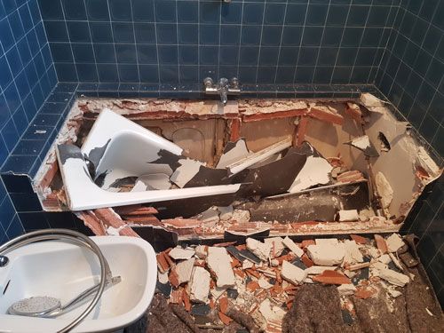 Baignoire à porte en travaux de démolition